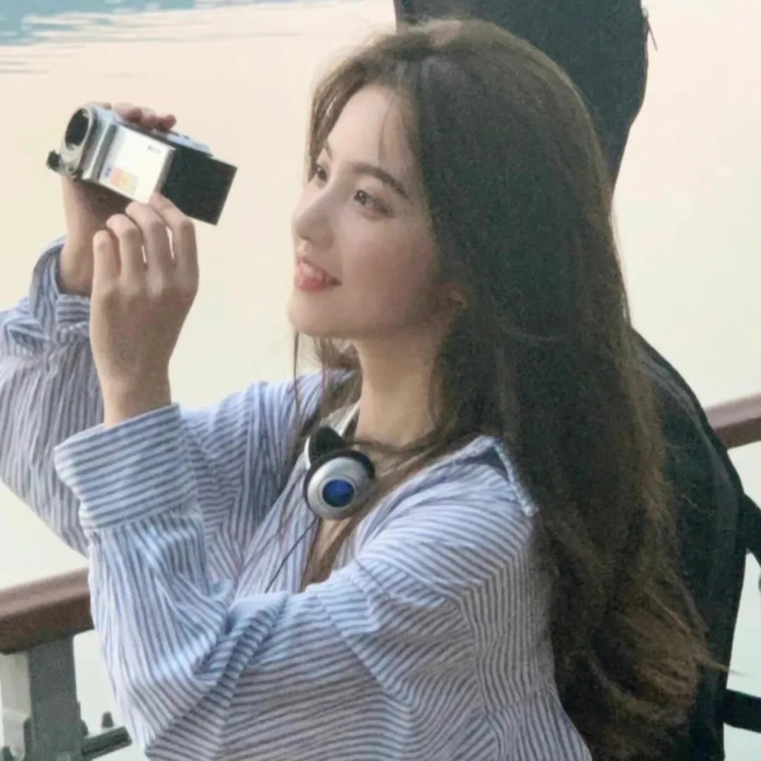小鬼头上的女人